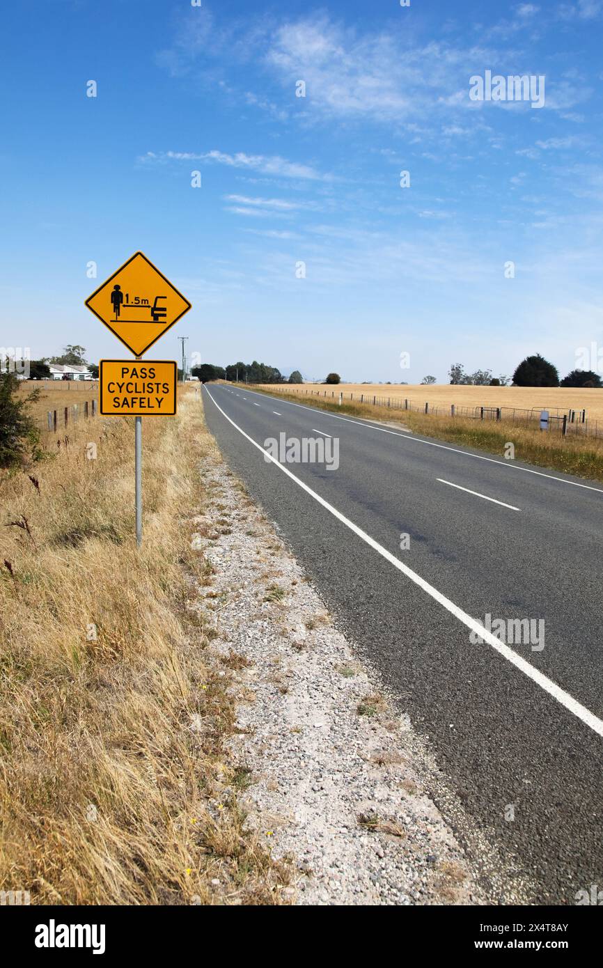 Un panneau de sécurité cycliste sur le bord de la route en Tasmanie - Australie. Le cyclisme en Tasmanie est une poursuite populaire et les campagnes de sécurité routière sont en train de devenir Banque D'Images