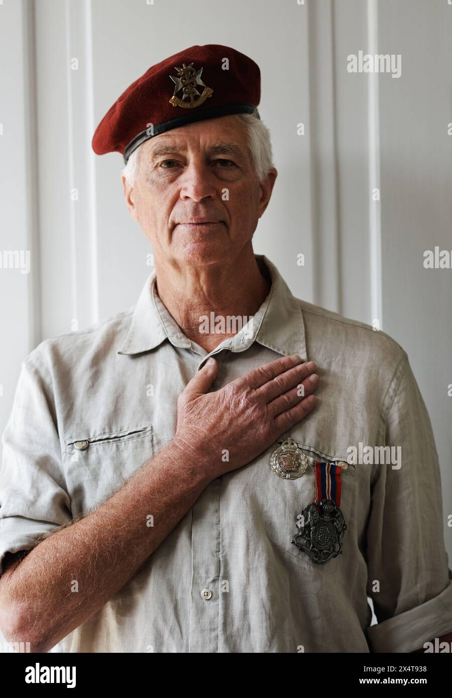 Homme mûr, guerre et vétéran à la retraite avec service, médailles et uniforme comme soldat ou patriote. Personne senior, armée et héros en portrait pour Banque D'Images