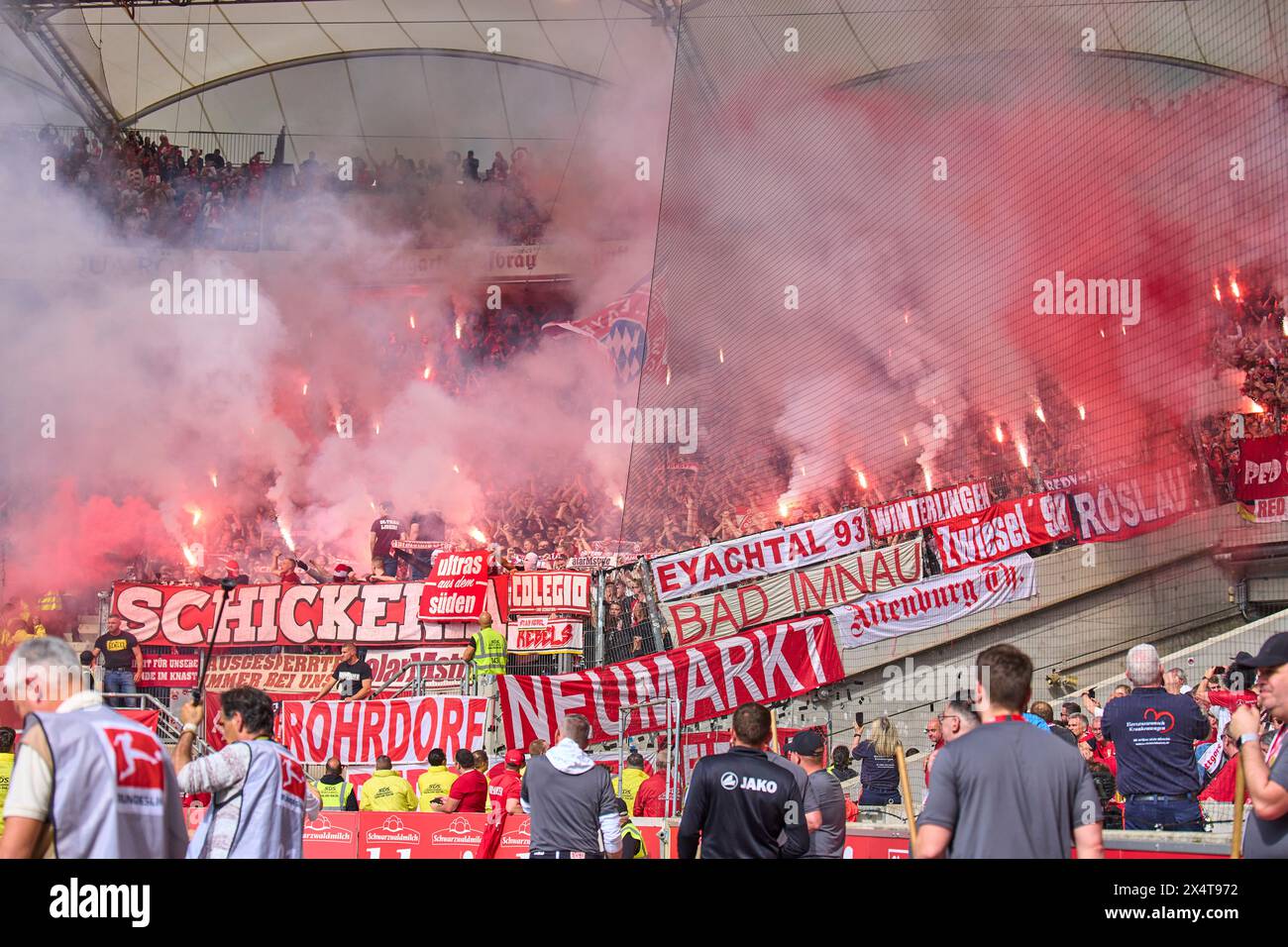 Stuttgart, Allemagne. 04 mai 2024. Fans du FCB dans le match VFB STUTTGART - FC BAYERN MUENCHEN 3-1 le 4 mai 2024 à Stuttgart, Allemagne. Saison 2023/2024, 1.Bundesliga, journée 32, 32.Spieltag, Muenchen, Munich photographe : ddp images/STAR-images - LA RÉGLEMENTATION DFL INTERDIT TOUTE UTILISATION DE PHOTOGRAPHIES comme SÉQUENCES D'IMAGES et/ou QUASI-VIDÉO - crédit : ddp Media GmbH/Alamy Live News Banque D'Images