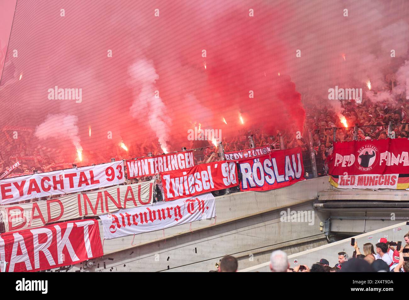 Stuttgart, Allemagne. 04 mai 2024. Fans du FCB dans le match VFB STUTTGART - FC BAYERN MUENCHEN 3-1 le 4 mai 2024 à Stuttgart, Allemagne. Saison 2023/2024, 1.Bundesliga, journée 32, 32.Spieltag, Muenchen, Munich photographe : ddp images/STAR-images - LA RÉGLEMENTATION DFL INTERDIT TOUTE UTILISATION DE PHOTOGRAPHIES comme SÉQUENCES D'IMAGES et/ou QUASI-VIDÉO - crédit : ddp Media GmbH/Alamy Live News Banque D'Images