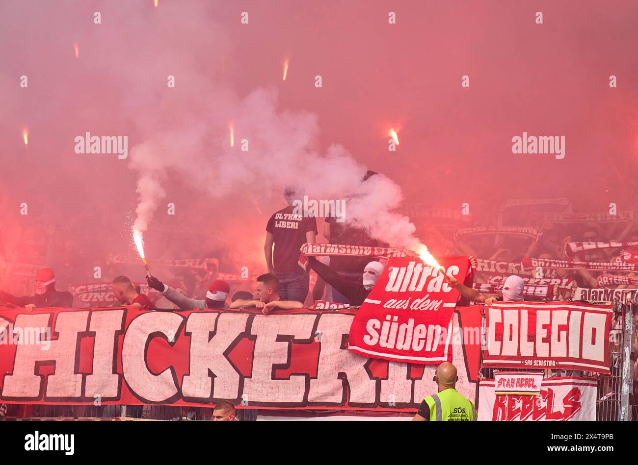 Stuttgart, Allemagne. 04 mai 2024. Fans du FCB dans le match VFB STUTTGART - FC BAYERN MUENCHEN 3-1 le 4 mai 2024 à Stuttgart, Allemagne. Saison 2023/2024, 1.Bundesliga, journée 32, 32.Spieltag, Muenchen, Munich photographe : ddp images/STAR-images - LA RÉGLEMENTATION DFL INTERDIT TOUTE UTILISATION DE PHOTOGRAPHIES comme SÉQUENCES D'IMAGES et/ou QUASI-VIDÉO - crédit : ddp Media GmbH/Alamy Live News Banque D'Images
