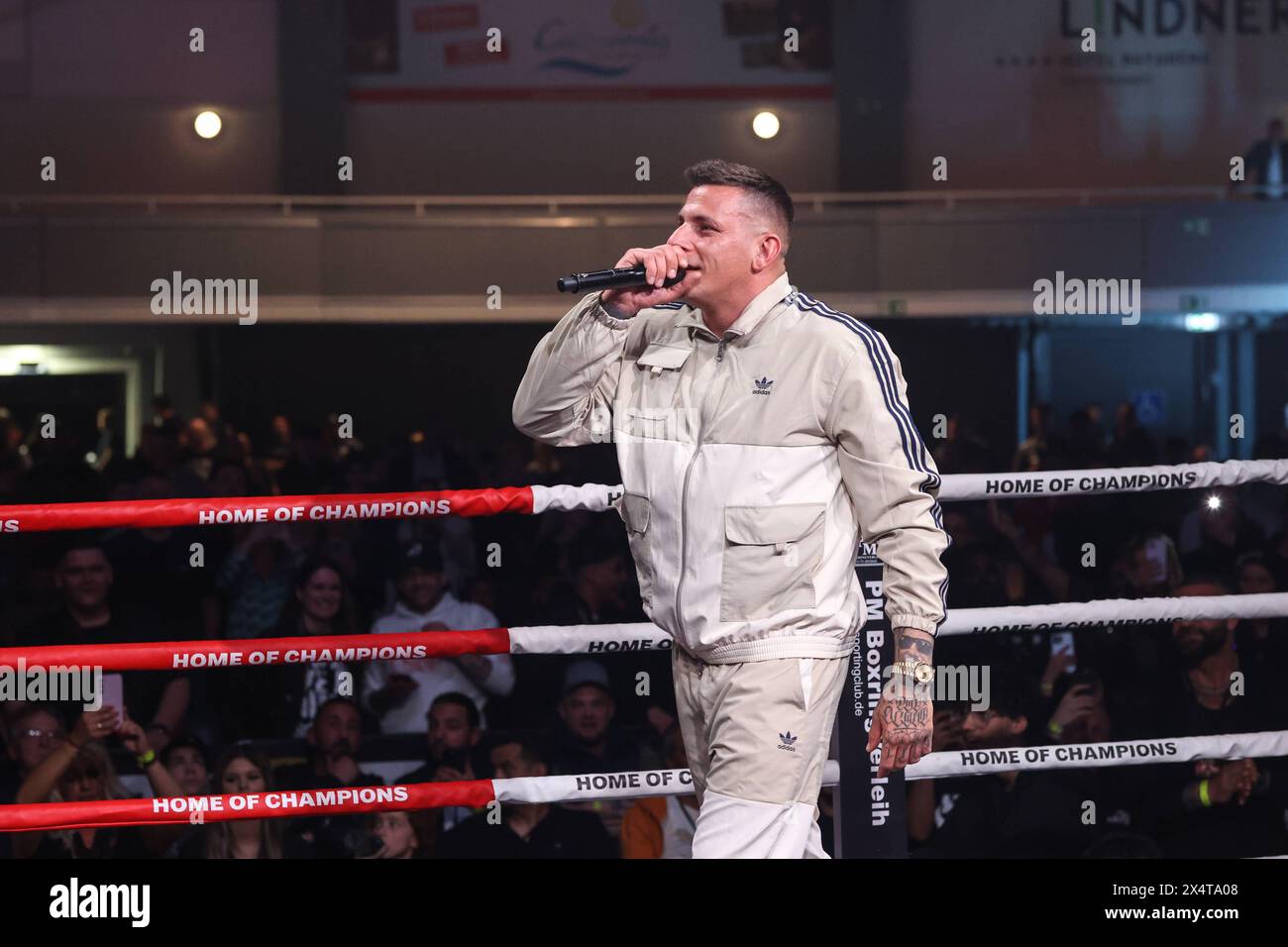 Boxen : 10 Jahre No Limit Boxing, Fight Night, Leverkusen, 04.05.2024 Showact : Rapper Gzuz 187 Straßenbande *** Boxing 10 Years of No Limit Boxing, Fight Night, Leverkusen, 04 05 2024 Show Act Rapper Gzuz 187 Straßenbande Banque D'Images