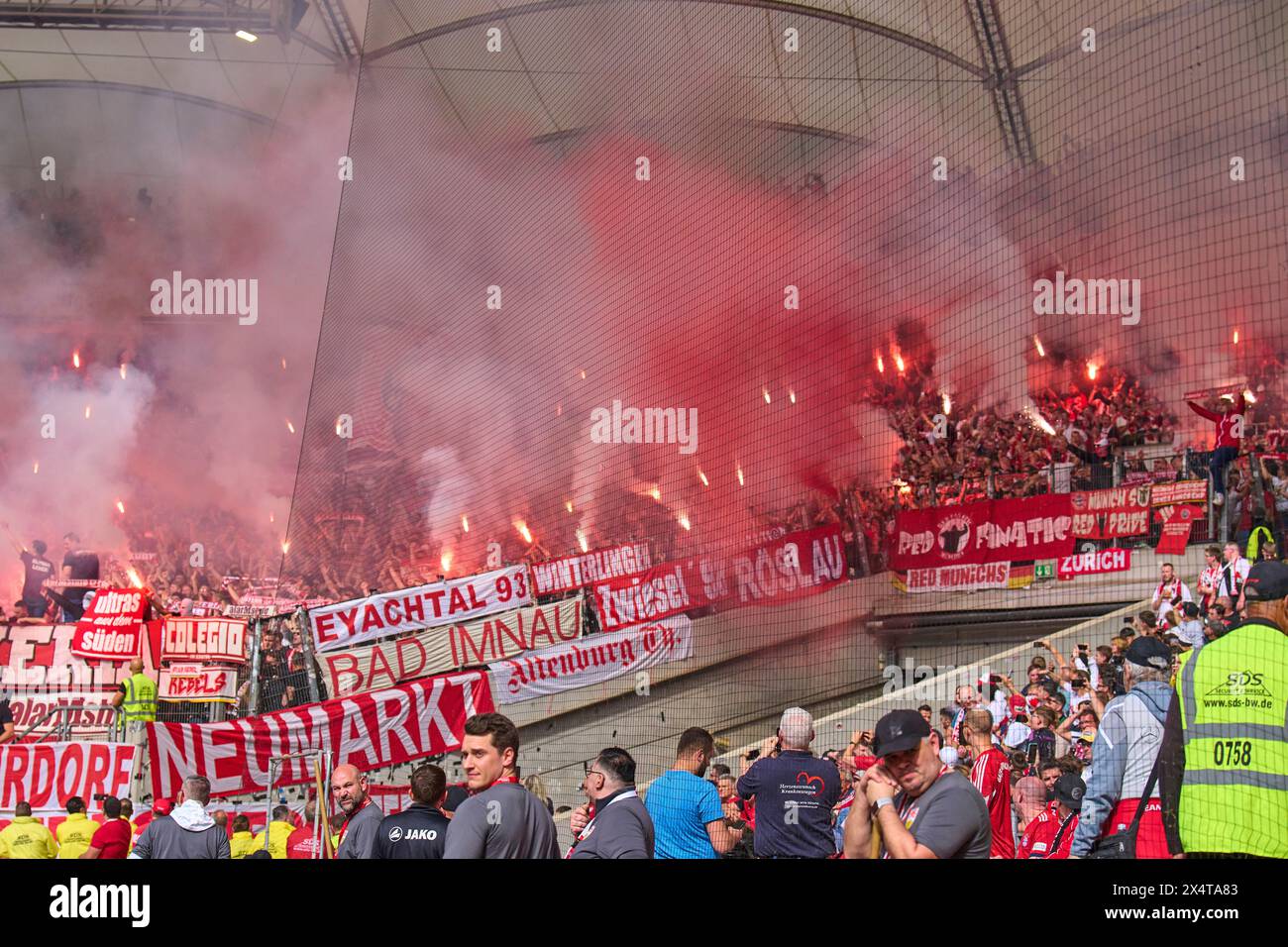 Stuttgart, Allemagne. 04 mai 2024. Fans du FCB dans le match VFB STUTTGART - FC BAYERN MUENCHEN 3-1 le 4 mai 2024 à Stuttgart, Allemagne. Saison 2023/2024, 1.Bundesliga, journée 32, 32.Spieltag, Muenchen, Munich photographe : ddp images/STAR-images - LA RÉGLEMENTATION DFL INTERDIT TOUTE UTILISATION DE PHOTOGRAPHIES comme SÉQUENCES D'IMAGES et/ou QUASI-VIDÉO - crédit : ddp Media GmbH/Alamy Live News Banque D'Images