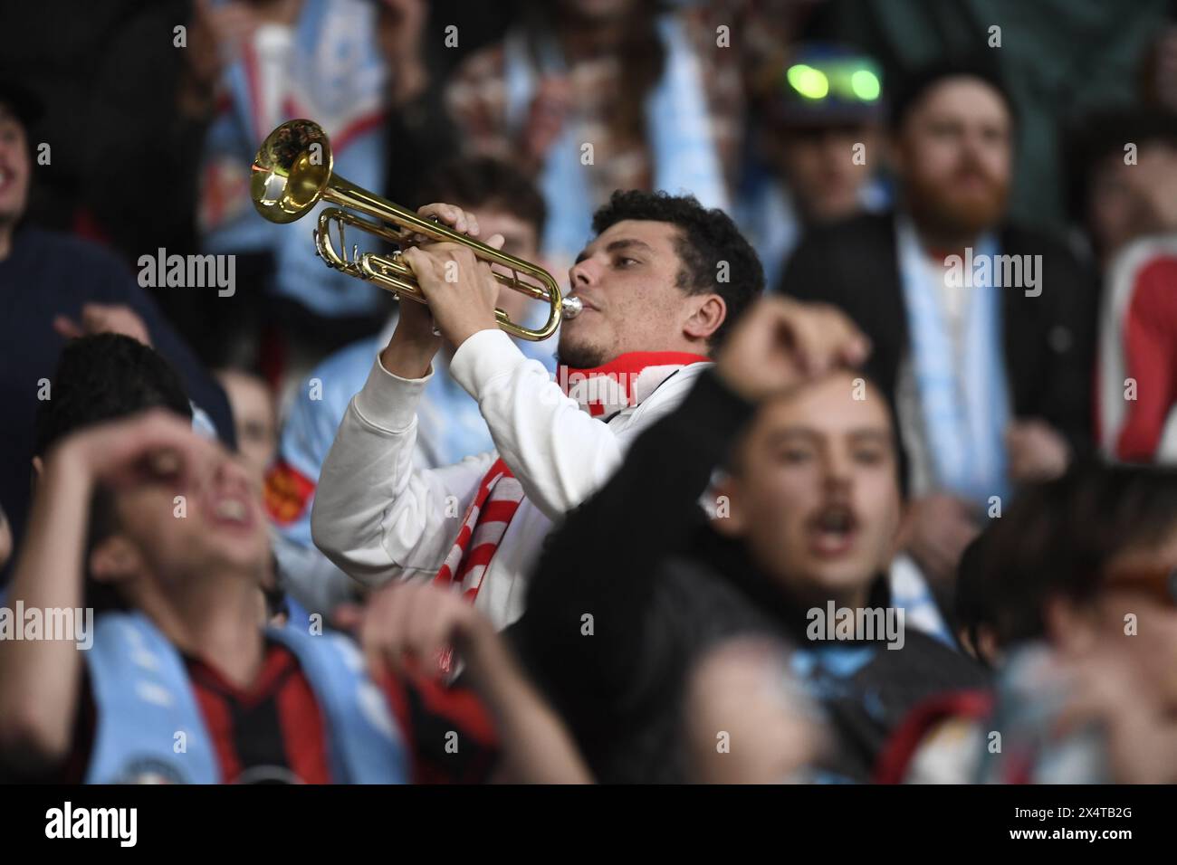 MELBOURNE, AUSTRALIE. 5 mai 2024. En photo : un fan de Melbourne City joue de la trompette après que le défenseur de Melbourne, Samuel Souprayen (26), ait marqué pendant la première mi-temps lors de la série A Leagues Soccer, Melbourne Victory FC v Melbourne City FC éliminatoire à l'AAMI Park de Melbourne. Crédit : Karl Phillipson/Alamy Live News Banque D'Images