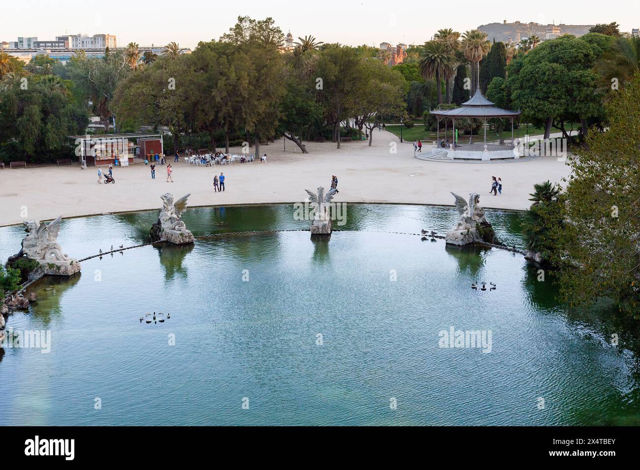 BARCELONE, ESPAGNE - 12 MAI 2017 : ceci est une vue du parc de la Ciutadella depuis le dessus de la fontaine de la Grande Cascade. Banque D'Images