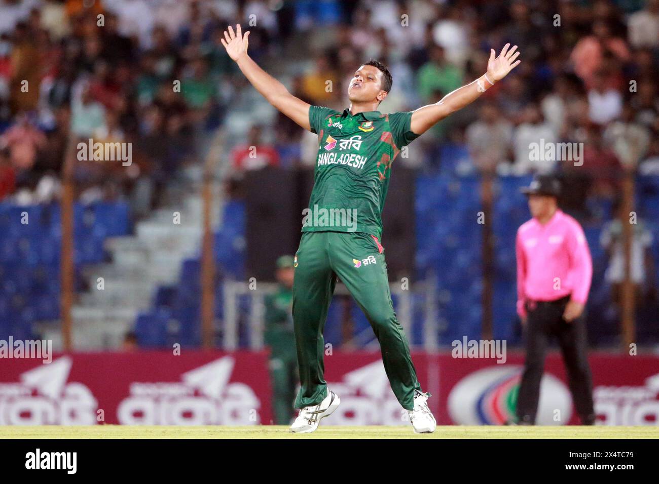 Le paceur bangladais Saifuddin célèbre après avoir obtenu un guet dans l'ouverture de la série de cinq matchs contre le Zimbabwe au Zahur Ahmed Chowdhury Stadi Banque D'Images