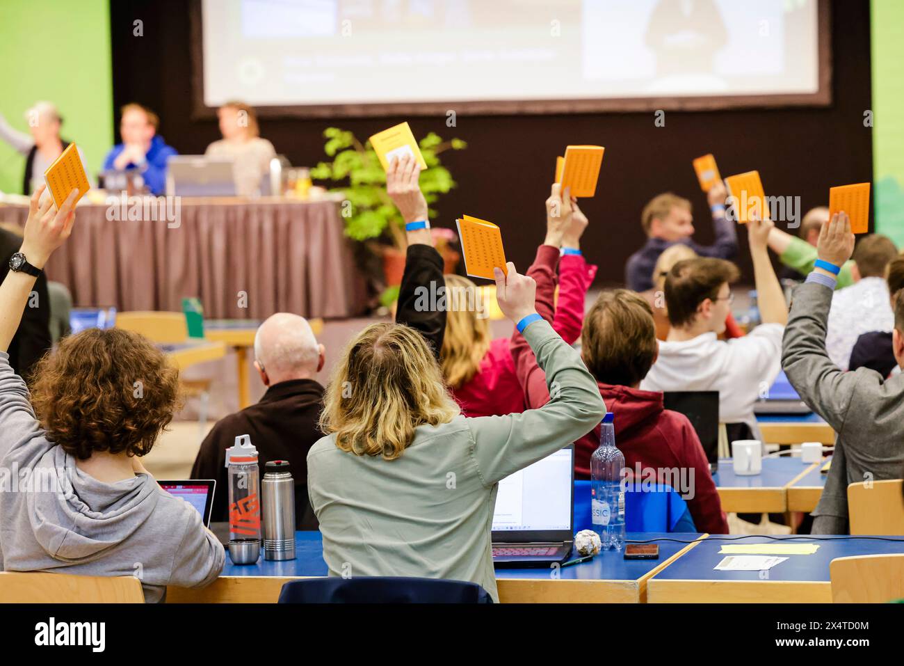 05 mai 2024, Schleswig-Holstein, Neumünster : les participants à la conférence du Parti vert du Schleswig-Holstein détiennent des cartes de vote. Photo : Frank Molter/dpa Banque D'Images