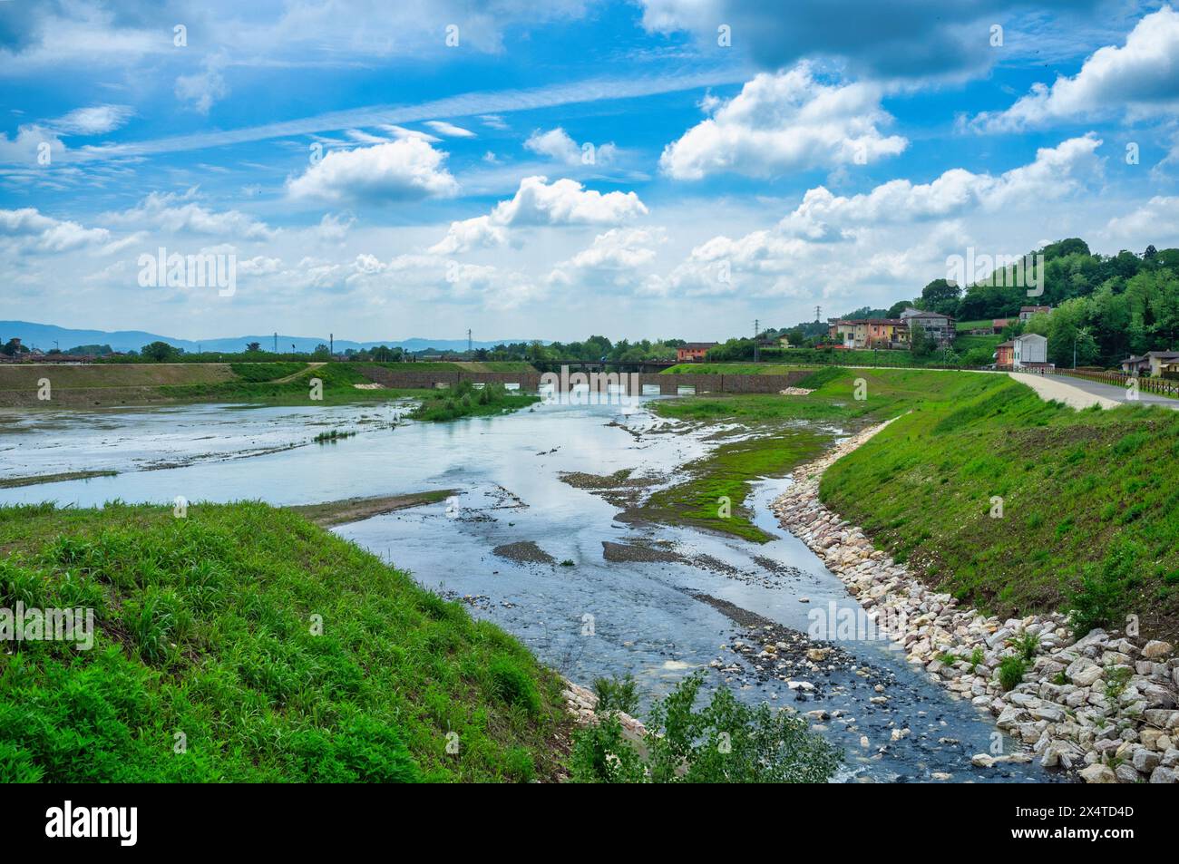 Travaux d'ingénierie fluviale pour la protection contre les inondations et les projets hydrauliques et de remise en état de la rivière Agno Guà dans les municipalités de Trissino et Arzign Banque D'Images