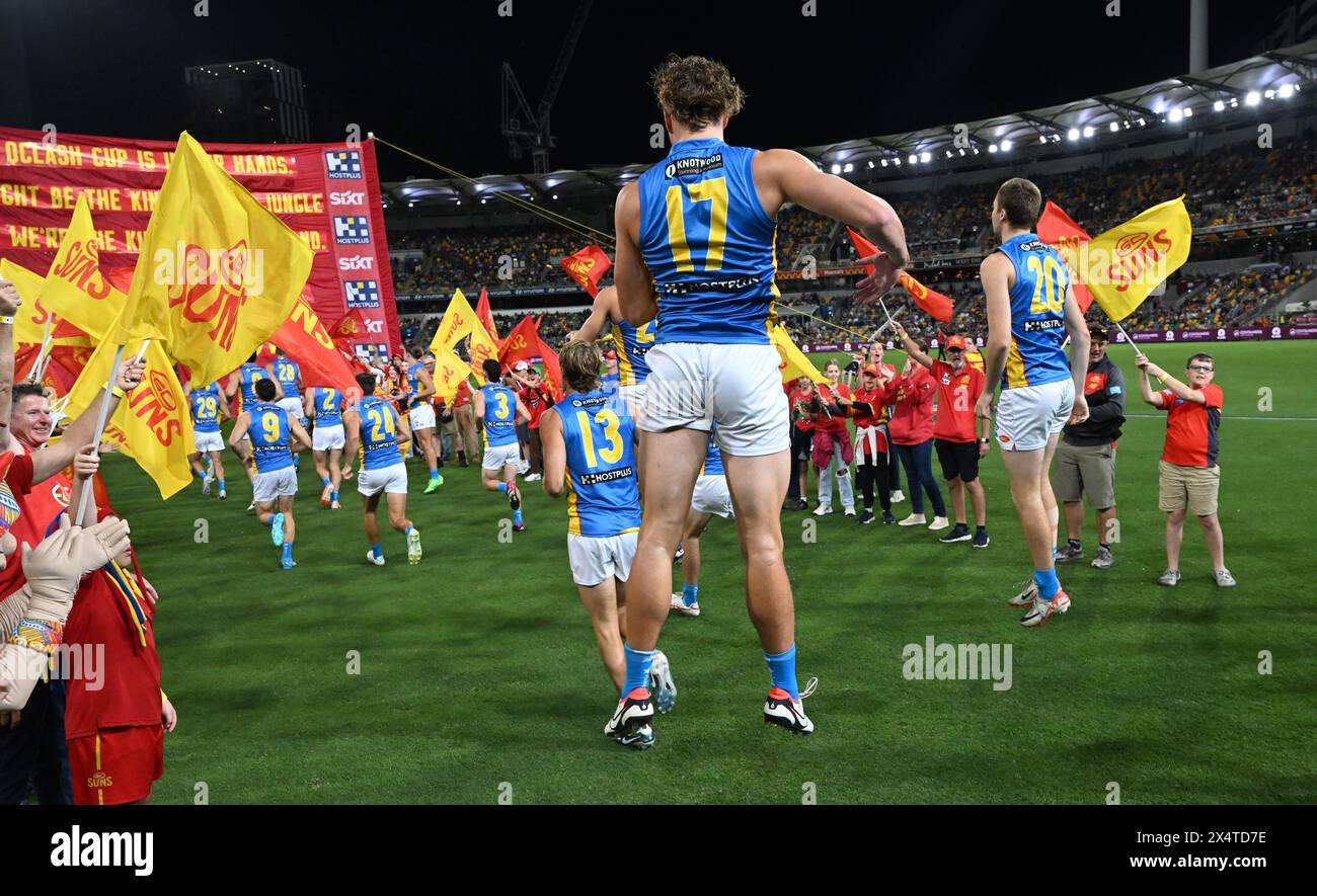 Brisbane, Australie. 05 mai 2024. Les joueurs des Suns courent sur le terrain pour le match AFL Round 8 entre les Lions de Brisbane et les Suns de Gold Coast au Gabba de Brisbane, le dimanche 5 mai 2024. (AAP image/Darren England) PAS D'ARCHIVAGE, USAGE ÉDITORIAL UNIQUEMENT crédit : Australian Associated Press/Alamy Live News Banque D'Images