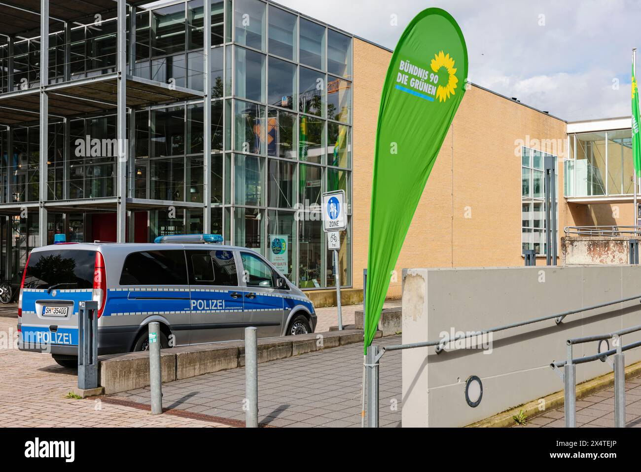 05 mai 2024, Schleswig-Holstein, Neumünster : un véhicule de police est garé devant la mairie pendant la conférence du Parti vert du Schleswig-Holstein. Photo : Frank Molter/dpa Banque D'Images