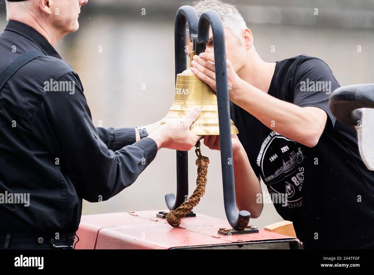 Berlin, Allemagne. 05 mai 2024. La cloche du remorqueur à vapeur Andreas est installée à l'Historischer Hafen Berlin avant le départ. Le début de la saison commence traditionnellement par un premier aller-retour au départ de l'Historischer Hafen. Crédit : Christoph Soeder/dpa/Alamy Live News Banque D'Images