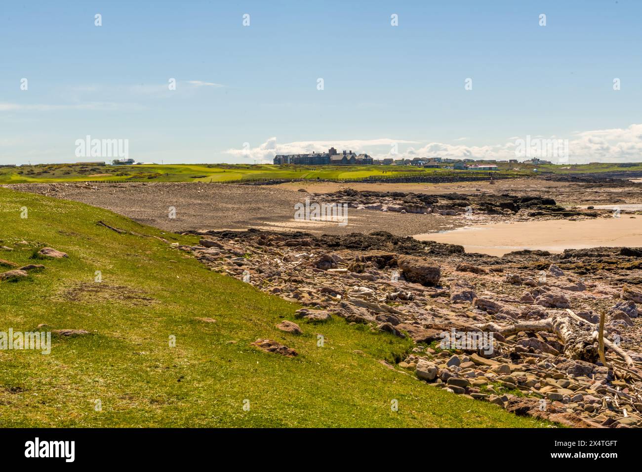 La maison de repos et le parcours de golf Royal Porthcawl vu du chemin côtier gallois près de Porthcawl, Royaume-Uni Banque D'Images