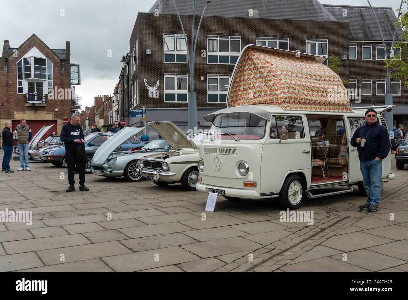 Exposition de voitures anciennes et classiques sur la place du marché dans la ville de Bishop Auckland, Royaume-Uni. Événement véhicules rétro. Banque D'Images