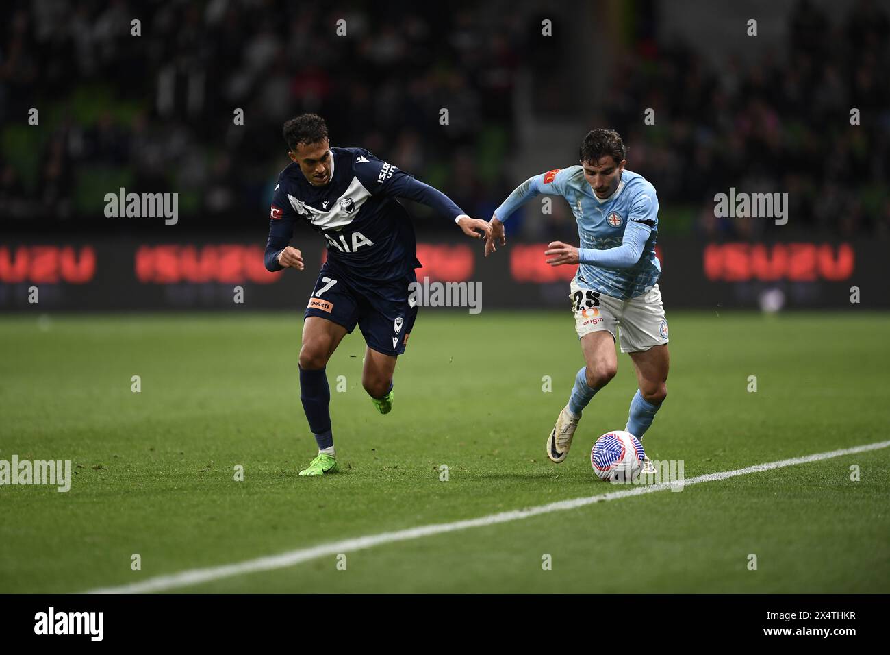 MELBOURNE, AUSTRALIE. 5 mai 2024. Sur la photo : Nishan Velupillay (17) de Melbourne Victory (à gauche) le défenseur de Melbourne Callum Talbot (25) lors des A Leagues Soccer, Melbourne Victory FC v Melbourne City FC éliminatoires au parc AAMI de Melbourne. Crédit : Karl Phillipson/Alamy Live News Banque D'Images