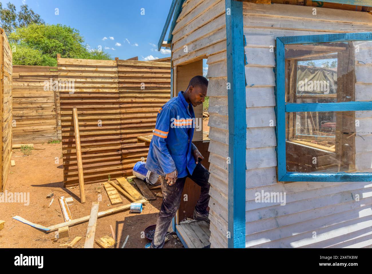 travailleur africain construisant une maison de cubby sur le côté de la route sur le côté de la route, entrepreneur de petite entreprise Banque D'Images
