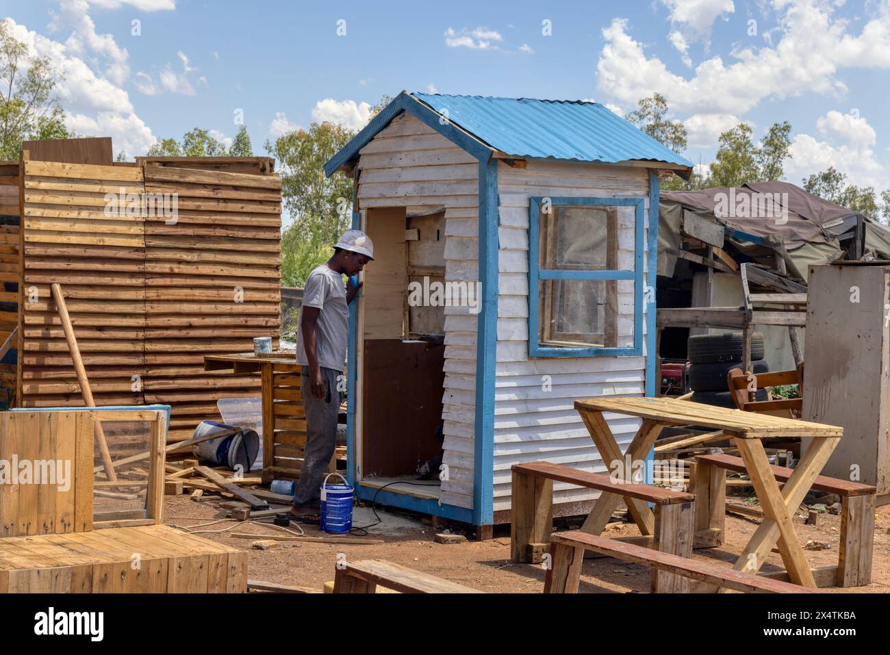 travailleur africain construisant une maison de cubby sur le côté de la route sur le côté de la route, entrepreneur de petite entreprise Banque D'Images