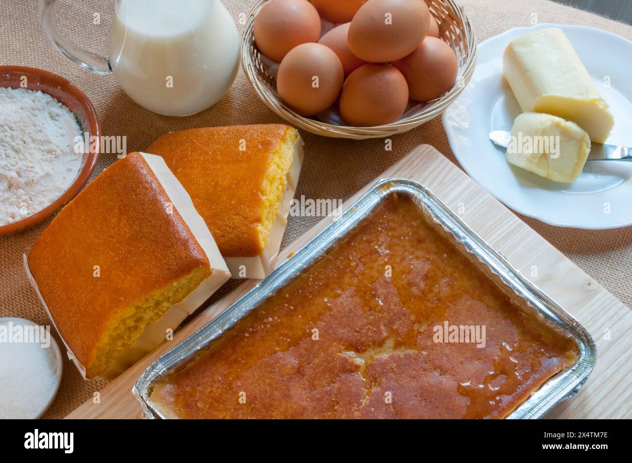 Quesada pasiega et sobaos pasiegos avec des ingrédients. Cantabria, Espagne. Banque D'Images