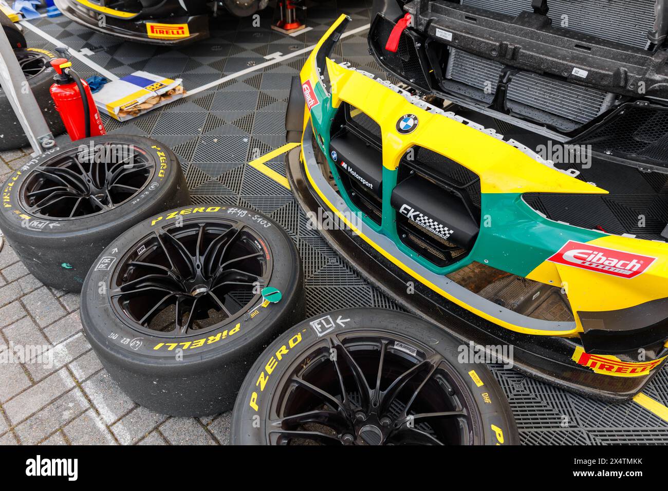 Oschersleben, Allemagne. 29 avril 2024. Sport Racing Pirelli P ZERO pneus roues prêt à monter paddock Pits zone piste de course de sport automobile. Empilé Banque D'Images