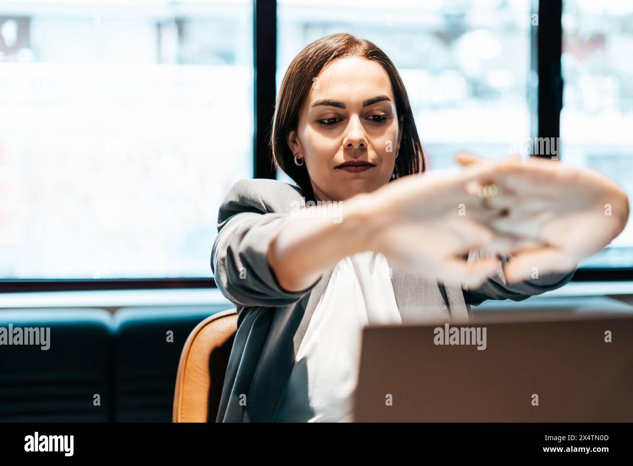 femme d'affaires fatiguée assise devant un ordinateur portable dans un bureau Banque D'Images