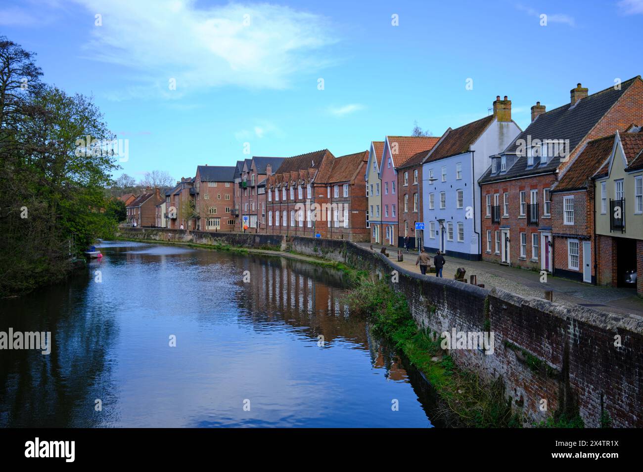 Maisons et quai au bord de la rivière Wensum à Norwich, Royaume-Uni Banque D'Images