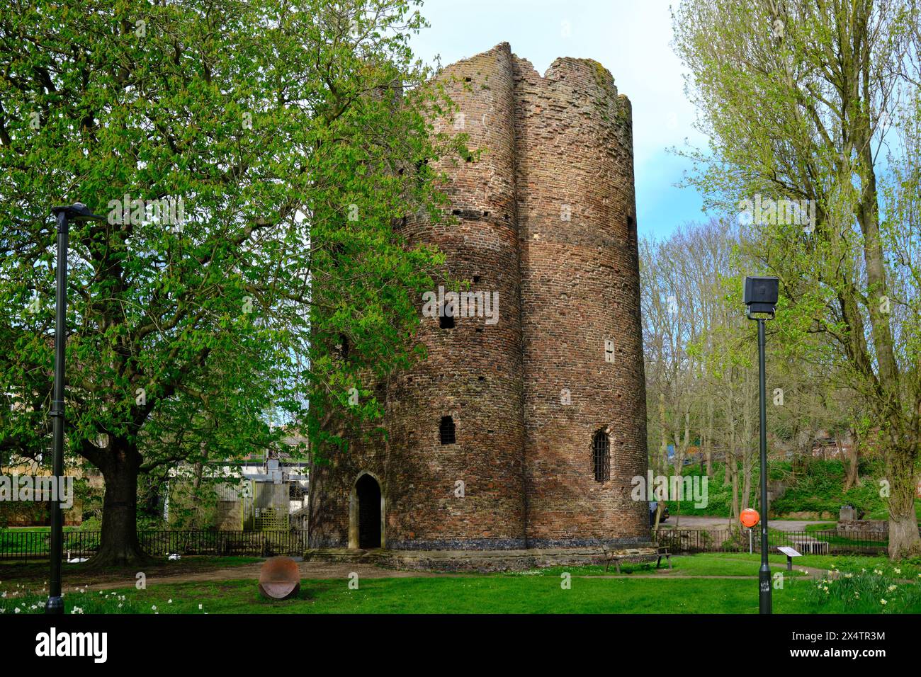 Ruines de la tour médiévale de la vache près de la rivière Wensum à Norwich, Royaume-Uni Banque D'Images