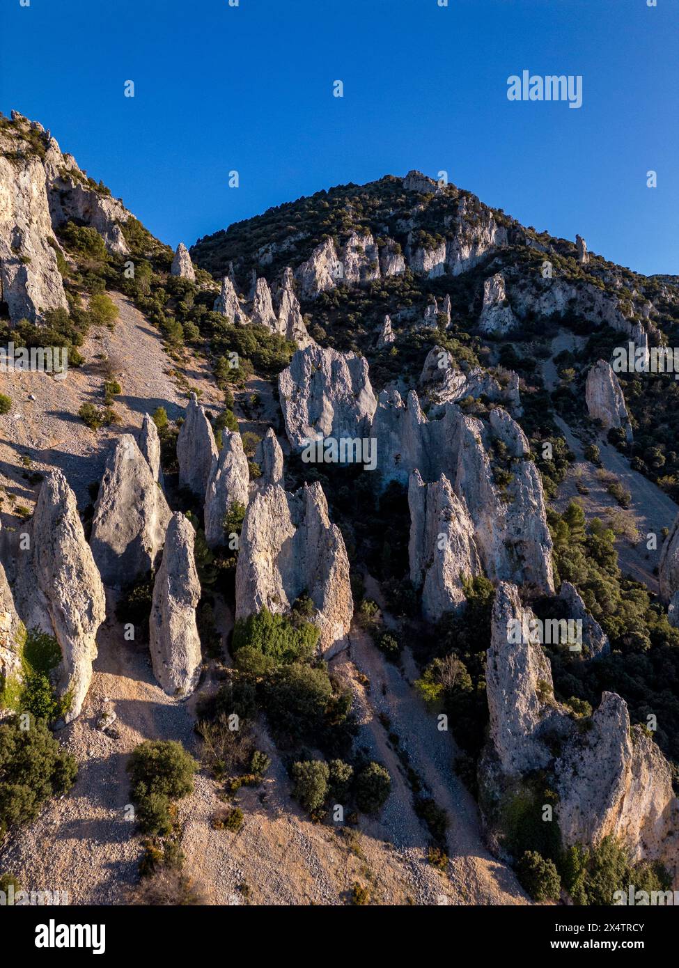 Vue aérienne de Frares de Quatretondeta, montagne Serrella à la lumière du soir, Costa Blanca, Alicante, Espagne - photo stock Banque D'Images