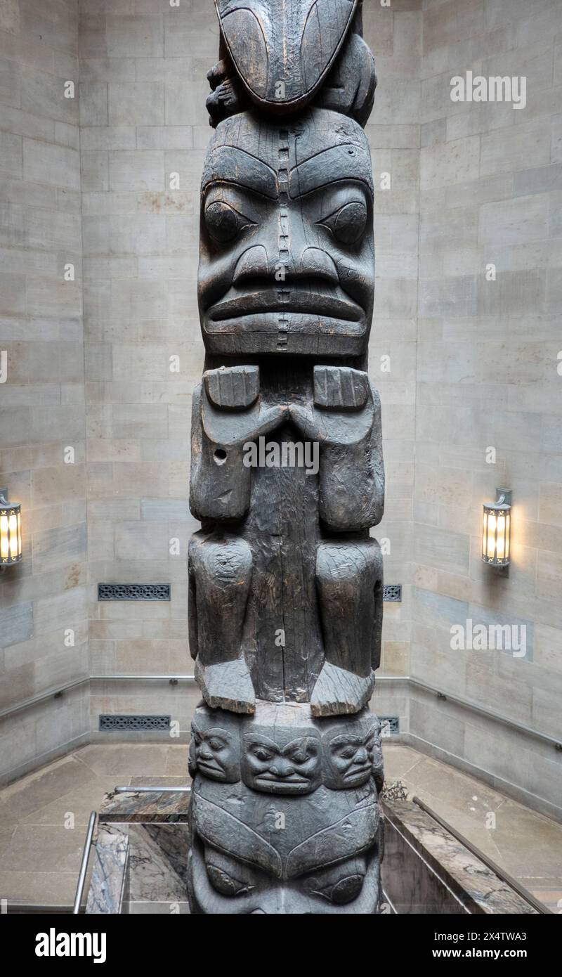 Totem Nisga'a ou poteau de la crête de Sagaween, Musée royal de l'Ontario, Toronto, Canada Banque D'Images