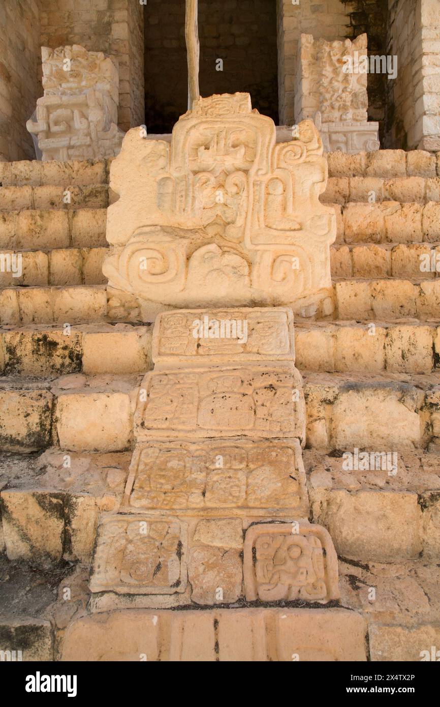 Sculpture, tête de serpent avec des hiéroglyphes mayas, la structure 1, l'Acroplolis, Ek Balam, Yucatec-Mayan Site Archéologique, Yucatan, Mexique Banque D'Images