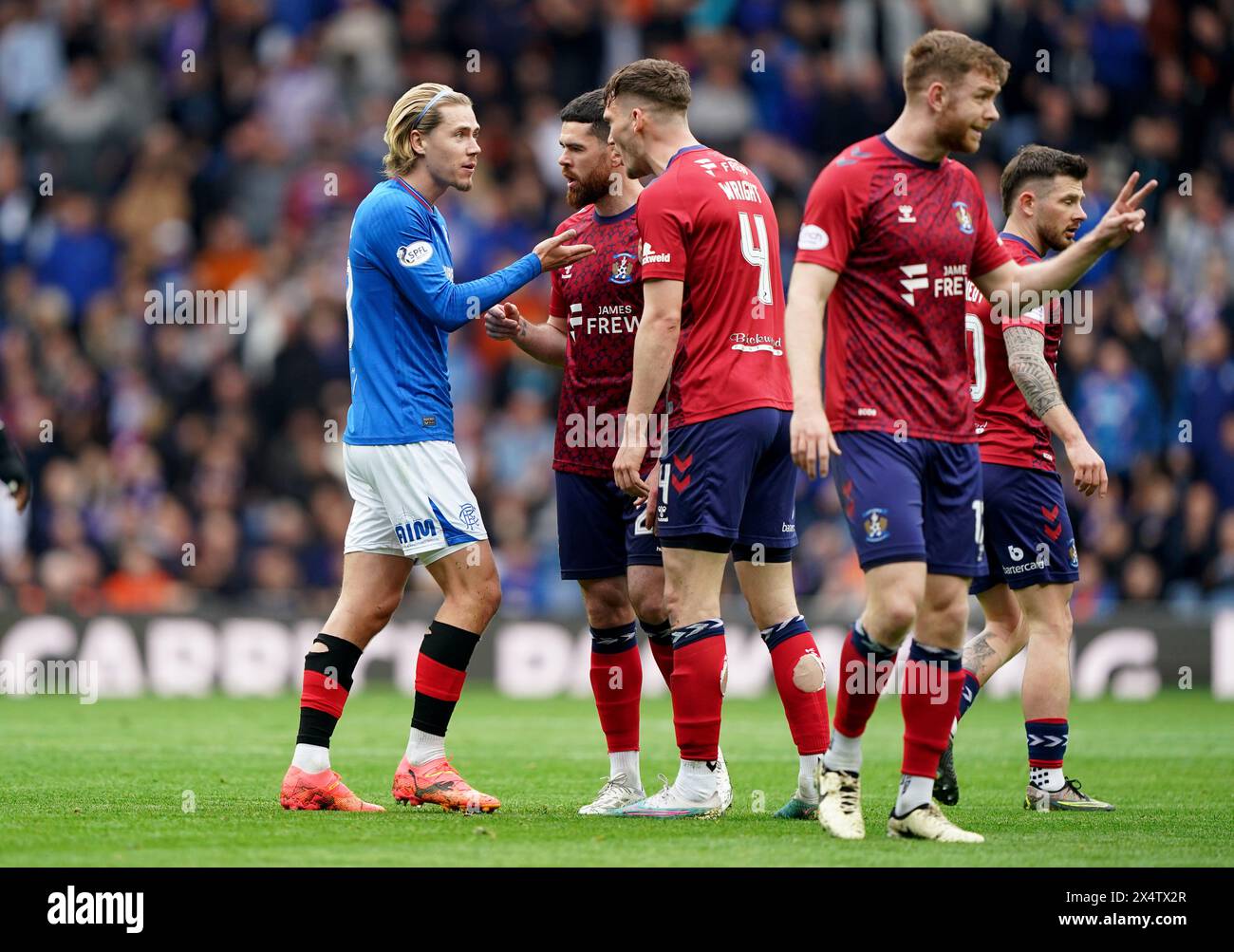 Todd Cantwell des Rangers (à gauche) réagit aux joueurs de Kilmarnock lors du Cinch Premiership match au Ibrox Stadium de Glasgow. Date de la photo : dimanche 5 mai 2024. Banque D'Images