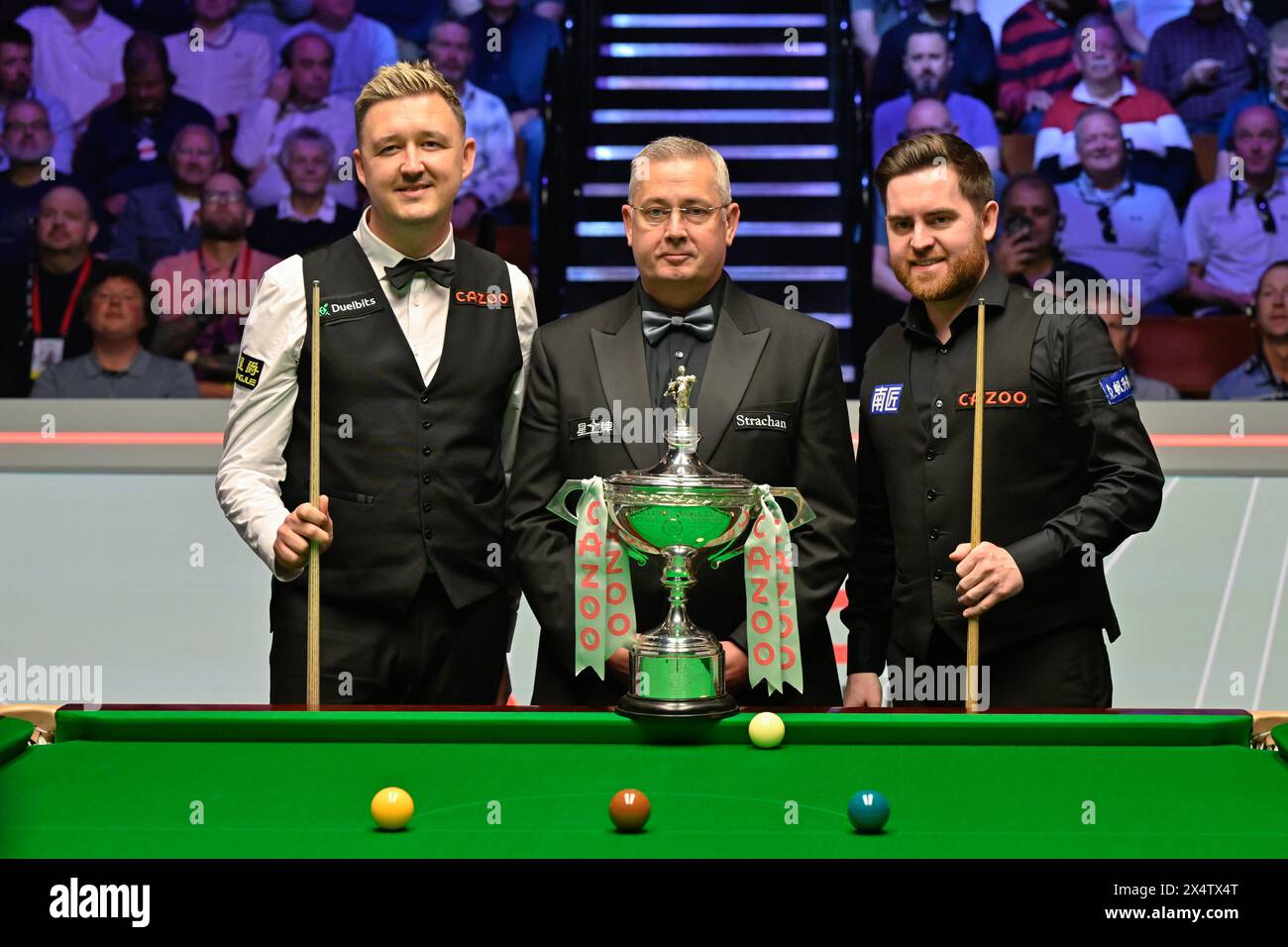 Sheffield, Royaume-Uni. 05 mai 2024. Jak Jones, Kyren Wilson et l'arbitre Paul collier posent pour une photo pré-finale avant la finale des Championnats du monde Cazoo 2024 au Crucible Theatre, Sheffield, Royaume-Uni, le 5 mai 2024 (photo de Cody Froggatt/News images) à Sheffield, Royaume-Uni, le 5/5/2024. (Photo de Cody Froggatt/News images/Sipa USA) crédit : Sipa USA/Alamy Live News Banque D'Images