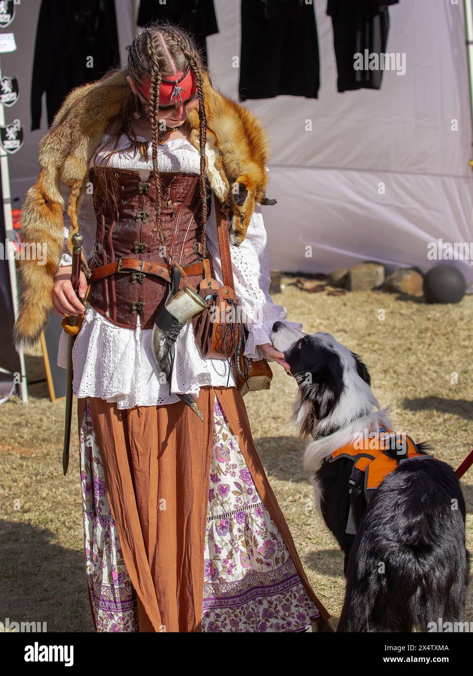 Foire médiévale d'Australie méridionale, événement communautaire divertissant, fille en costume viking avec chien Banque D'Images