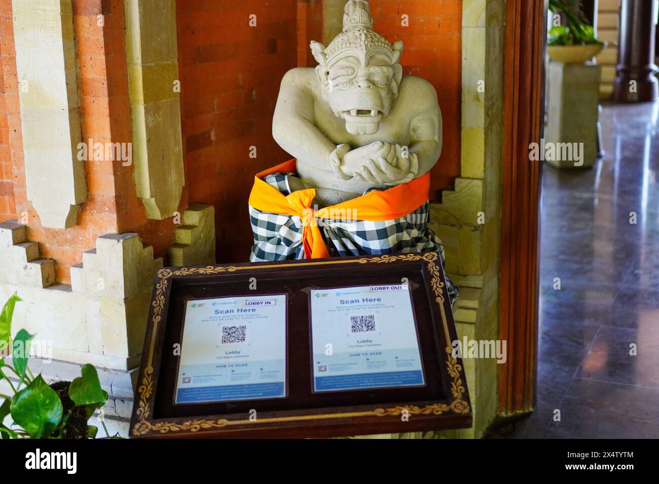 Enregistrement pratique : accédez au lobby de l'hôtel en scannant le code QR ici Banque D'Images