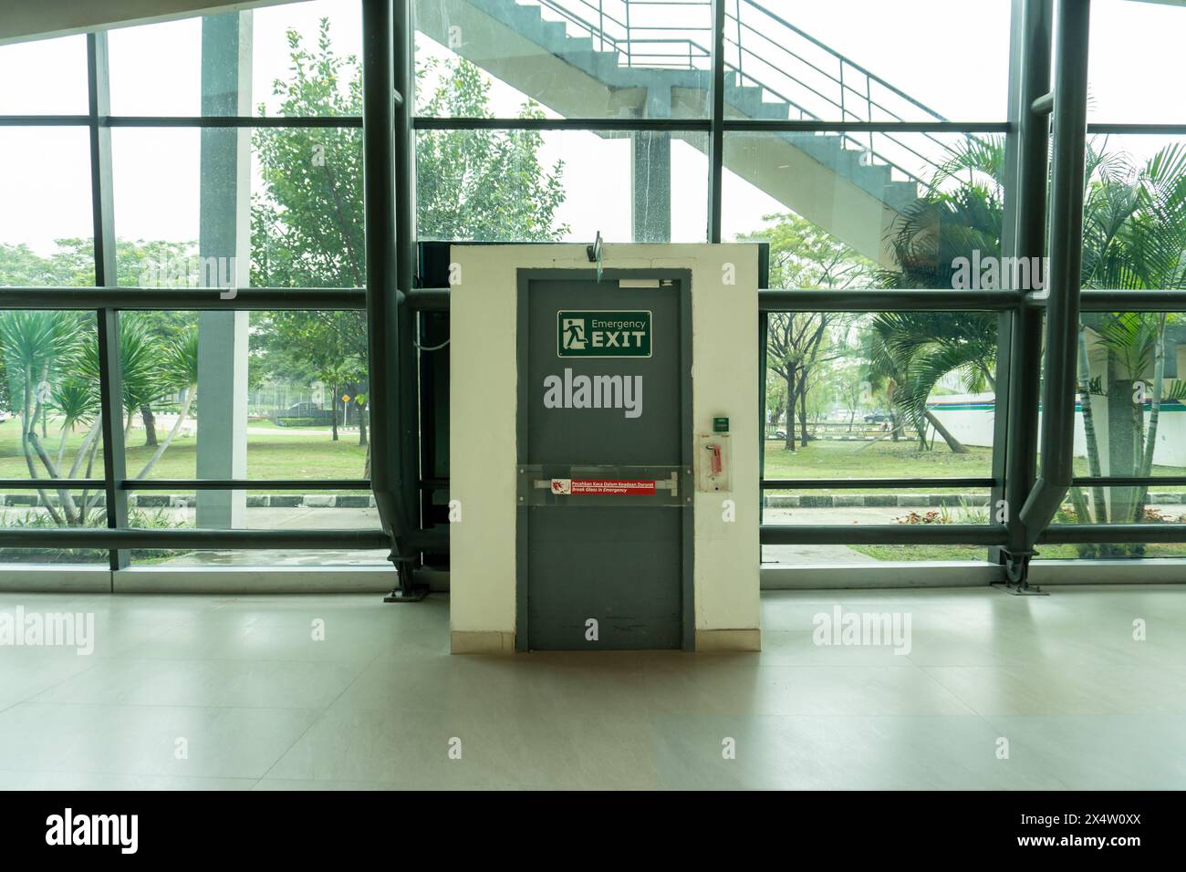 La porte de sortie de secours de l'aérogare assure la sécurité des passagers Banque D'Images