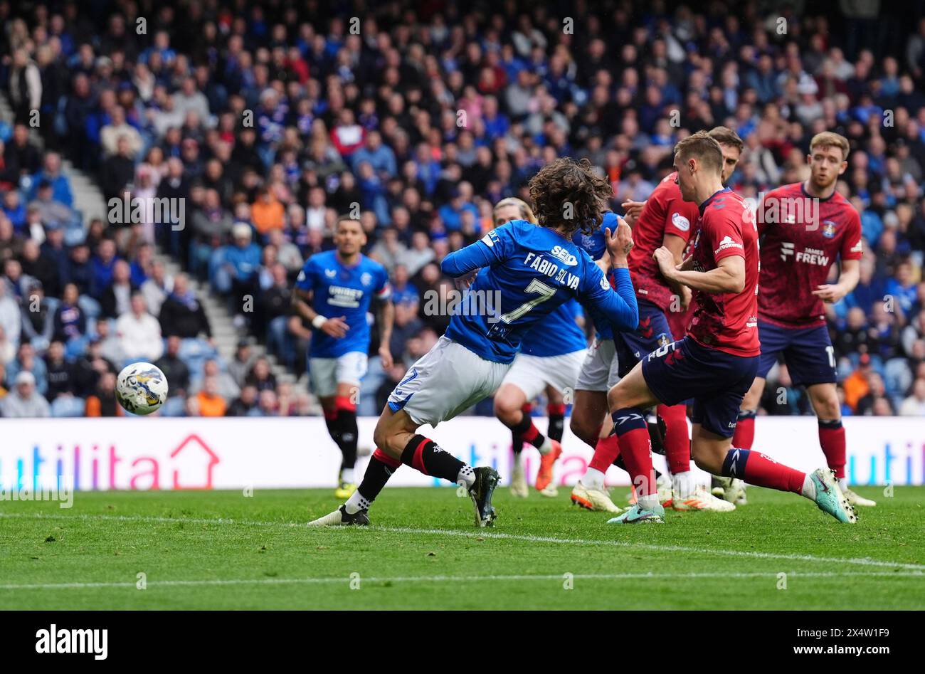 Fabio Silva des Rangers marque son premier but du match lors du Cinch Premiership match au Ibrox Stadium de Glasgow. Date de la photo : dimanche 5 mai 2024. Banque D'Images