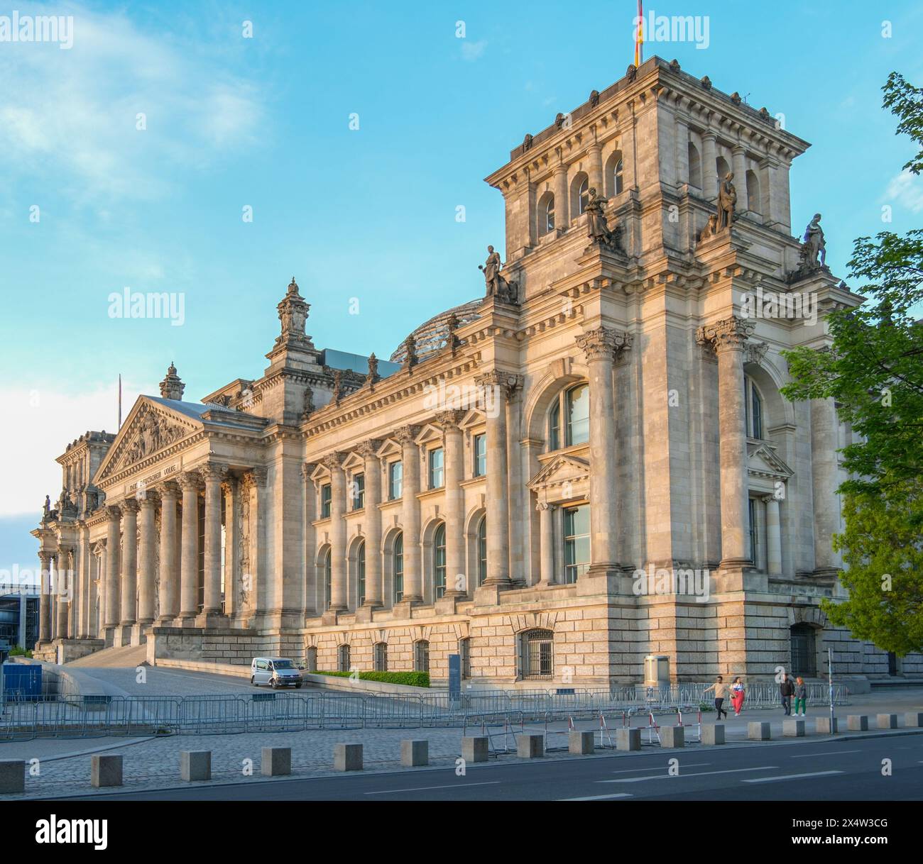 Photographie haute résolution du Reichstag, le Parlement allemand, au coucher du soleil, mettant en évidence son architecture historique et son importance en Allemagne. Banque D'Images