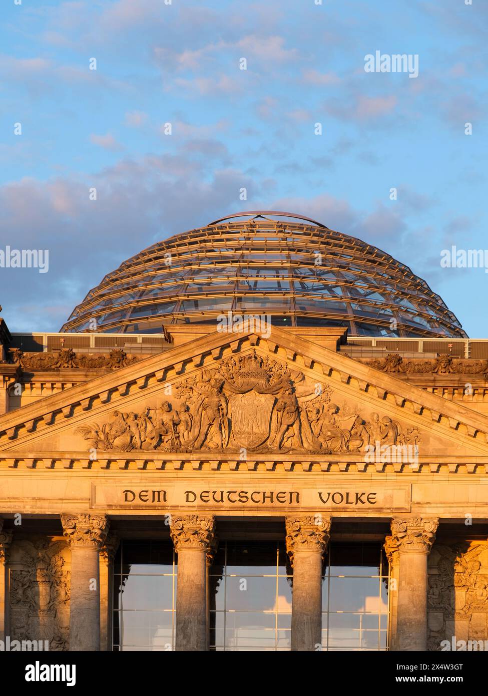 Photographie haute résolution du Reichstag, le Parlement allemand, au coucher du soleil, mettant en évidence son architecture historique et son importance en Allemagne. Banque D'Images