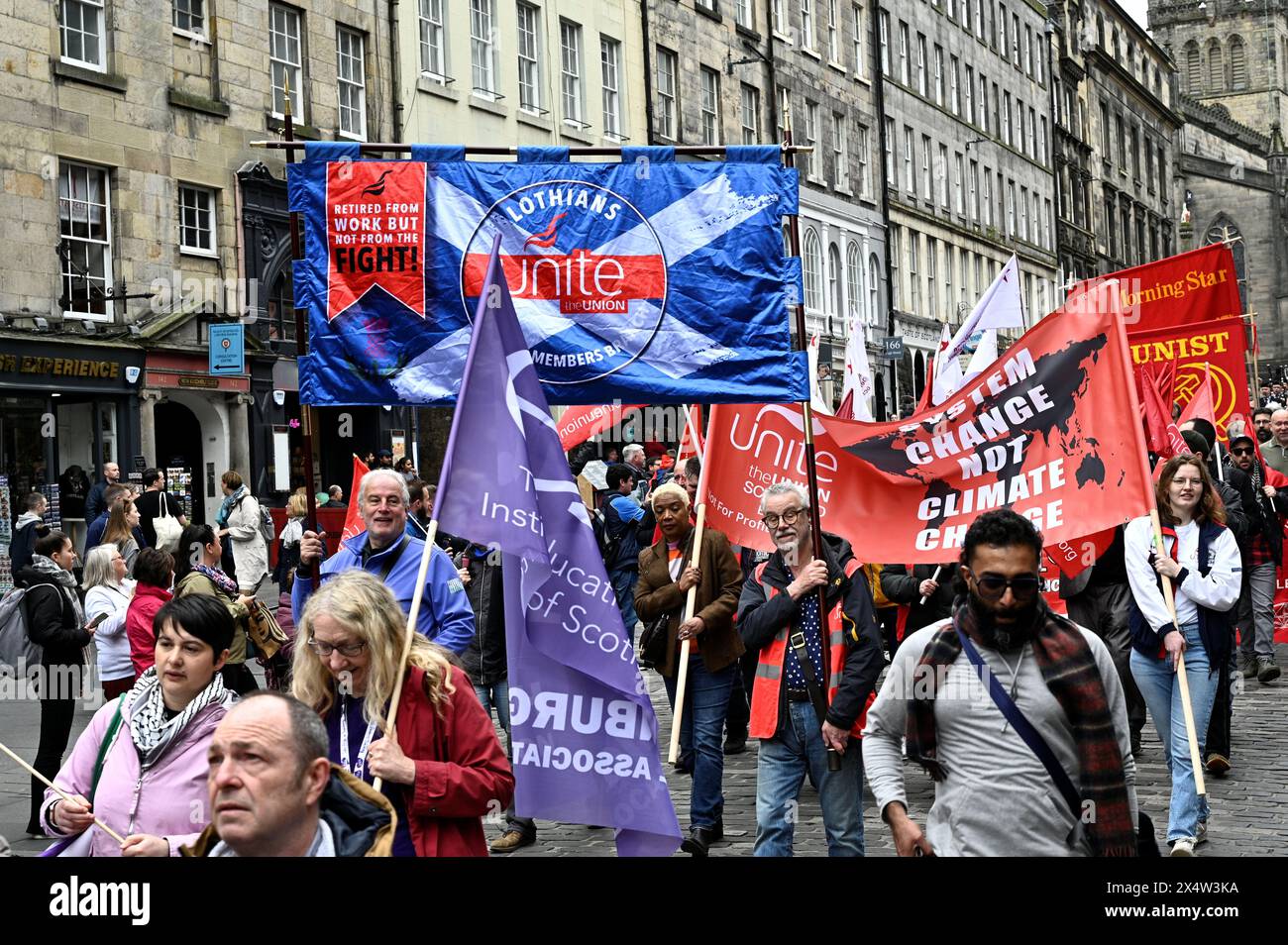 Édimbourg, Écosse, Royaume-Uni. 5 mai 2024. La marche annuelle du jour de mai d'Édimbourg et des Lothians, qui commence à Johnston Terrace, puis descend le Royal Mile jusqu'à la Pleasance où il y a un rassemblement, de la musique et des stands avec la participation de divers groupes activistes. Marchez sur le Royal Mile. Crédit : Craig Brown/Alamy Live News Banque D'Images