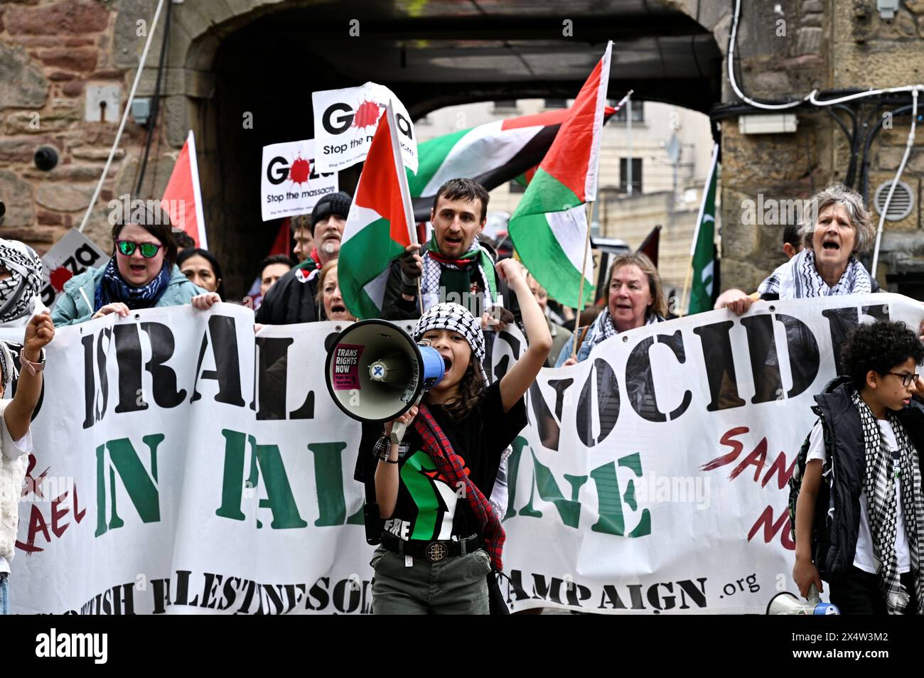 Édimbourg, Écosse, Royaume-Uni. 5 mai 2024. La marche annuelle du jour de mai d'Édimbourg et des Lothians, qui commence à Johnston Terrace, puis descend le Royal Mile jusqu'à la Pleasance où il y a un rassemblement, de la musique et des stands avec la participation de divers groupes activistes. Jeune avec loudhailer au Pro Palestine Pleasance Rally. Crédit : Craig Brown/Alamy Live News Banque D'Images