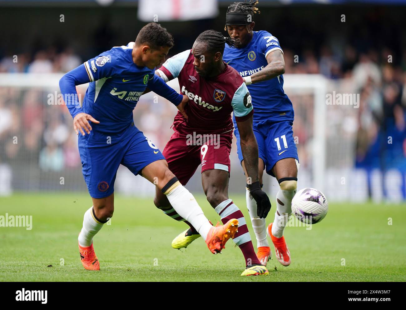 Michail Antonio de West Ham United (au centre) se bat pour le ballon avec Thiago Silva de Chelsea (à gauche) et Noni Madueke (à droite) lors du match de premier League à Stamford Bridge, Londres. Date de la photo : dimanche 5 mai 2024. Banque D'Images