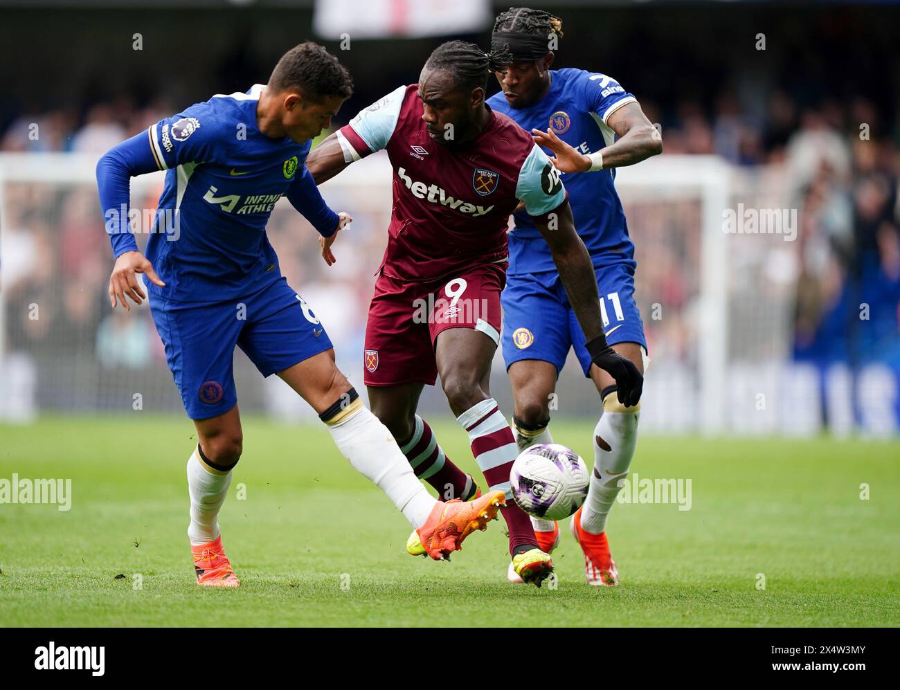 Michail Antonio de West Ham United (au centre) se bat pour le ballon avec Thiago Silva de Chelsea (à gauche) et Noni Madueke (à droite) lors du match de premier League à Stamford Bridge, Londres. Date de la photo : dimanche 5 mai 2024. Banque D'Images