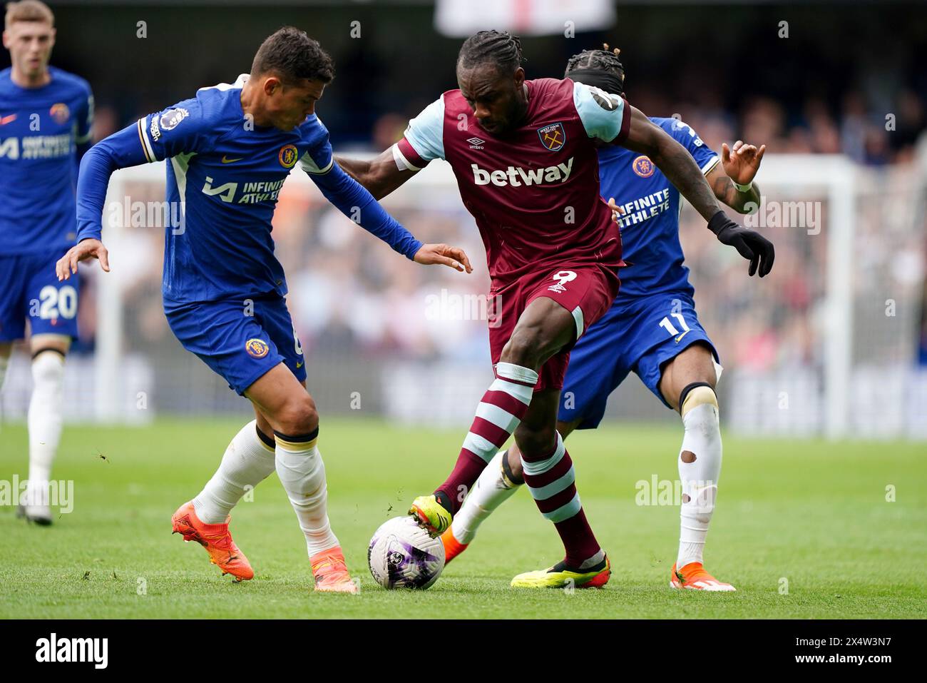 Michail Antonio de West Ham United (au centre) se bat pour le ballon avec Thiago Silva de Chelsea (à gauche) et Noni Madueke (à droite) lors du match de premier League à Stamford Bridge, Londres. Date de la photo : dimanche 5 mai 2024. Banque D'Images