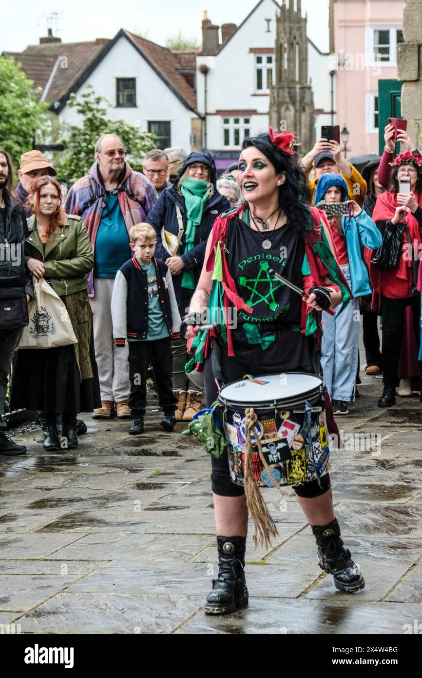 Glastonbury, Royaume-Uni. 5 mai 2024. Pentackle Drummers convoquent les Dragons. Mai Fayre et la procession du Dragon fait partie d'une semaine de célébrations pour marquer Beltane et mai Day. Le festival a ses racines dans les premières célébrations saisonnières gaéliques, il s'intègre bien dans la communauté New age que cette petite ville du Somerset attire. Crédit : JMF News/Alamy Live News Banque D'Images