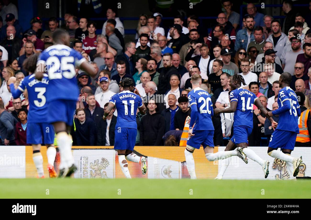 Noni Madueke de Chelsea (au centre gauche) célèbre avoir marqué son troisième but du match lors du match de premier League à Stamford Bridge, Londres. Date de la photo : dimanche 5 mai 2024. Banque D'Images