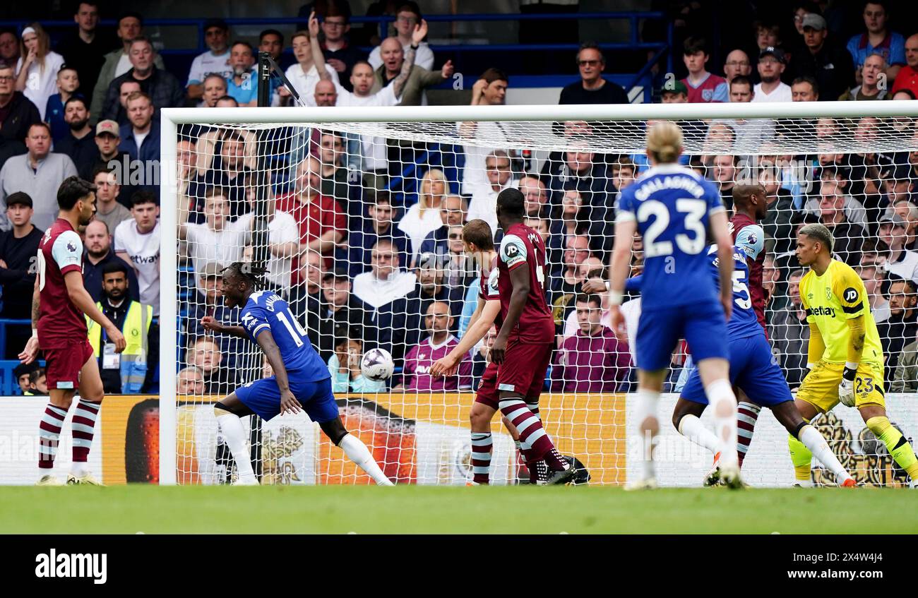 Noni Madueke de Chelsea (deuxième à gauche) célèbre avoir marqué son troisième but du match lors du match de premier League à Stamford Bridge, Londres. Date de la photo : dimanche 5 mai 2024. Banque D'Images