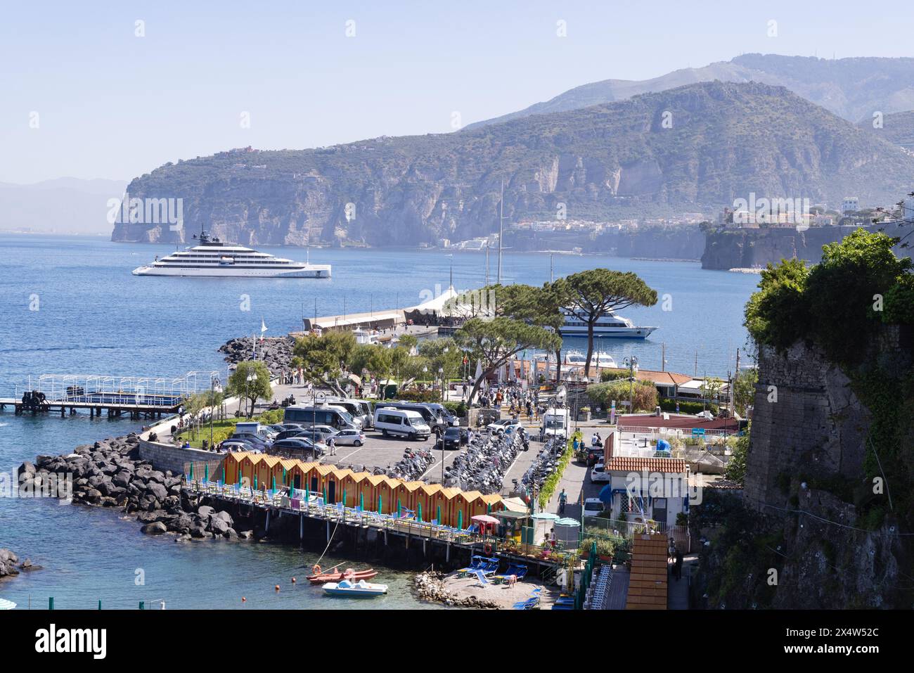 Côte de Sorrente ; Une vue sur la baie de Naples, y compris ferry et port de ferry en été ; paysage de la côte italienne, Sorrente Italie. Banque D'Images