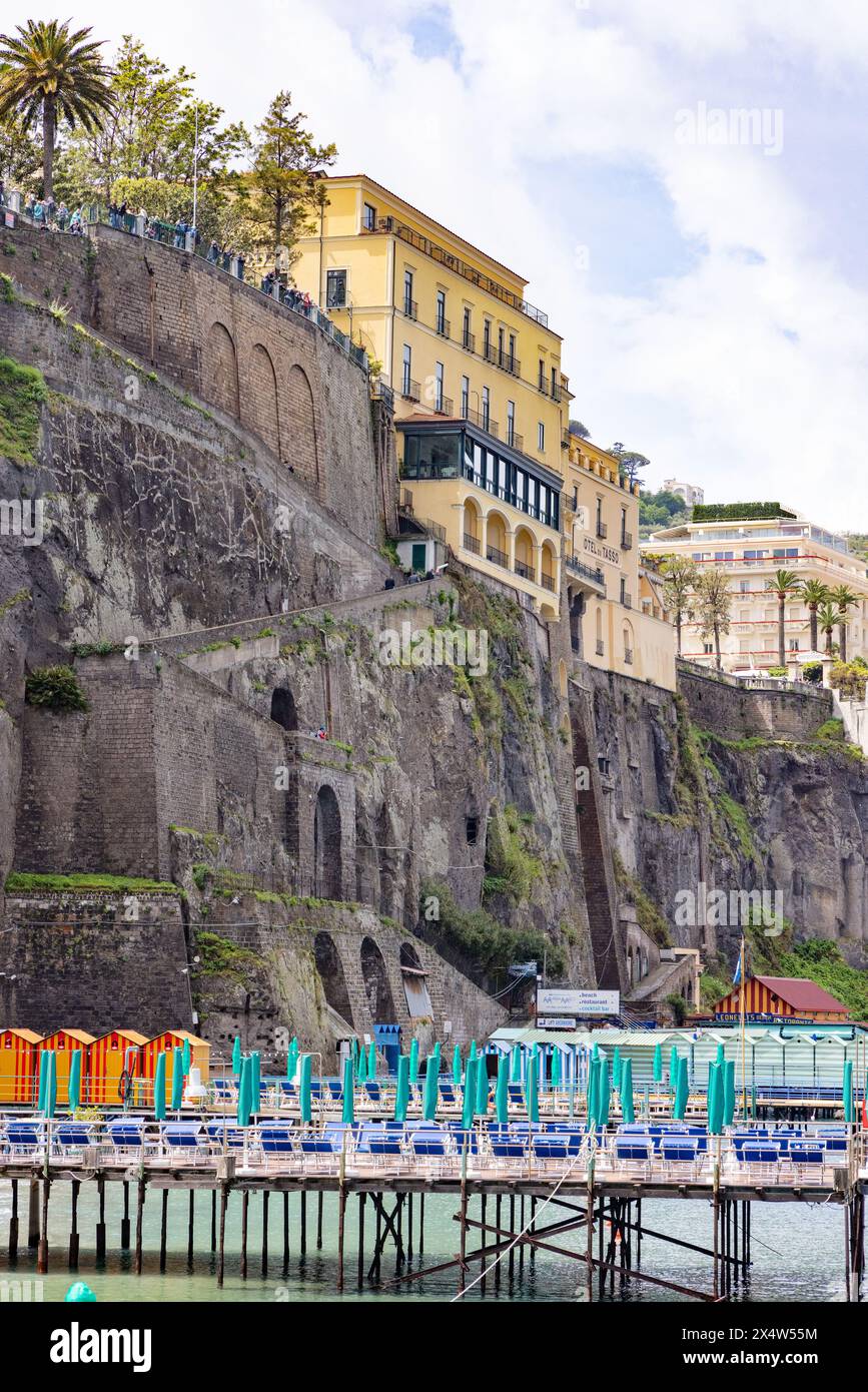 Sorrento Hotel ; L'Imperial Hotel Tramontano, au sommet des falaises menant à la mer, Sorrente Italie. Hôtel italien. Banque D'Images