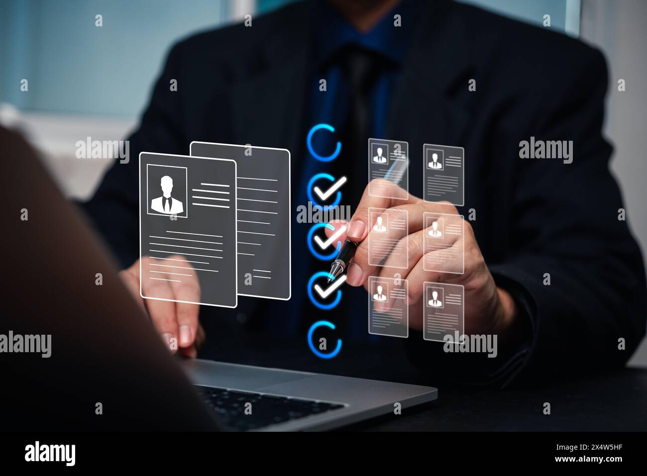 Les évaluations en ligne, les formulaires d'emploi et les cases à cocher de sélection du personnel simplifient la gestion des ressources humaines. Les statistiques d'enquête informent le proc. D'entretien Banque D'Images