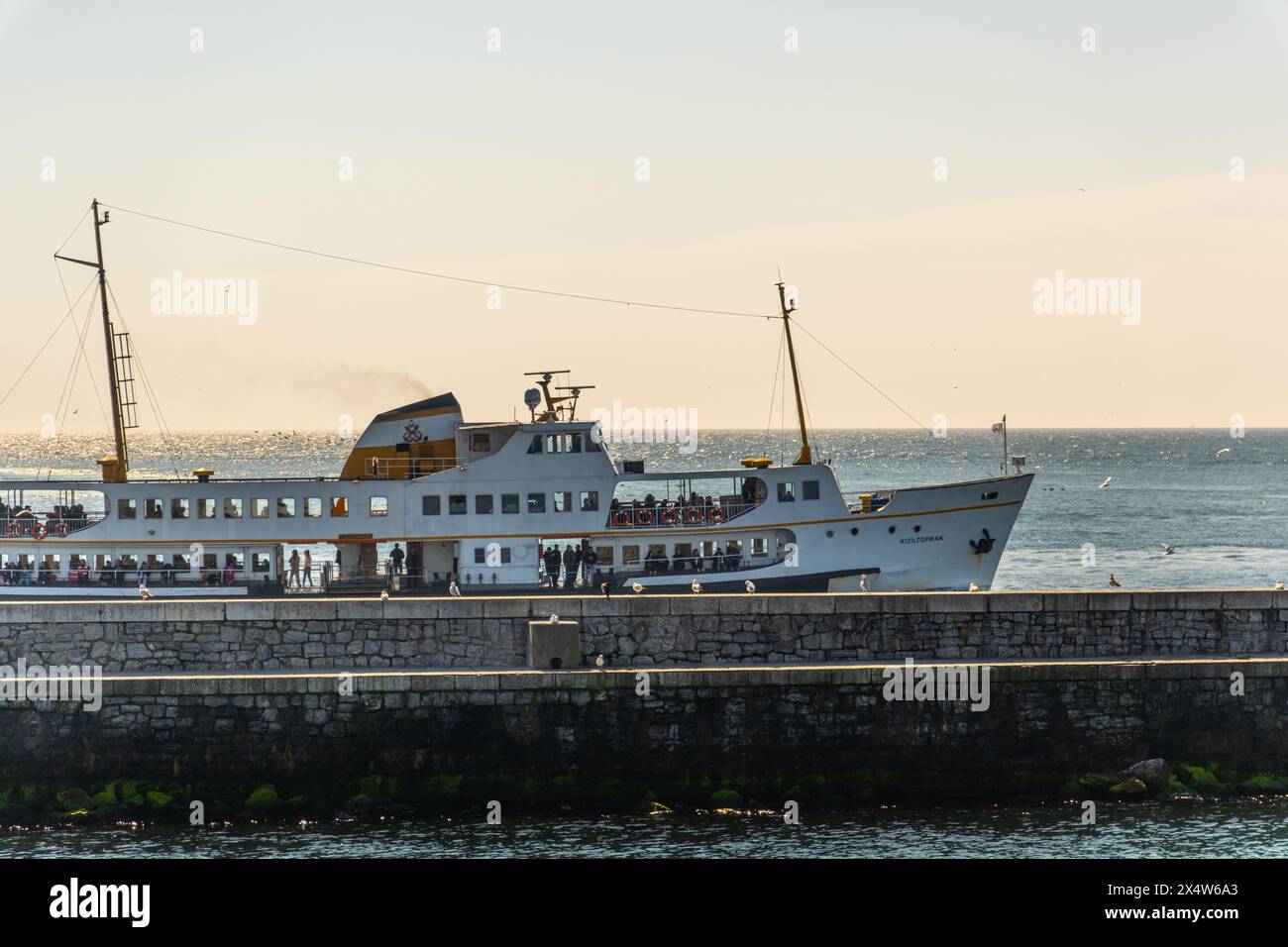 Kadikoy, Istanbul, Turquie, 12.01.2023 : un ferry de passagers naviguant à travers le Bosphore. Istanbul maritime transportation.sea transport et mariti Banque D'Images