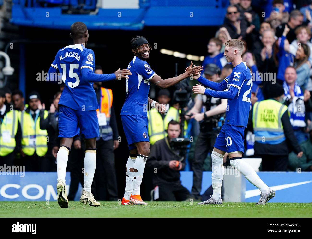 Noni Madueke de Chelsea (deuxième à gauche) est félicité par Cole Palmer (à droite) après qu'il ait fixé son quatrième but du match pour Nicolas Jackson (à gauche) lors du match de premier League à Stamford Bridge, Londres. Date de la photo : dimanche 5 mai 2024. Banque D'Images