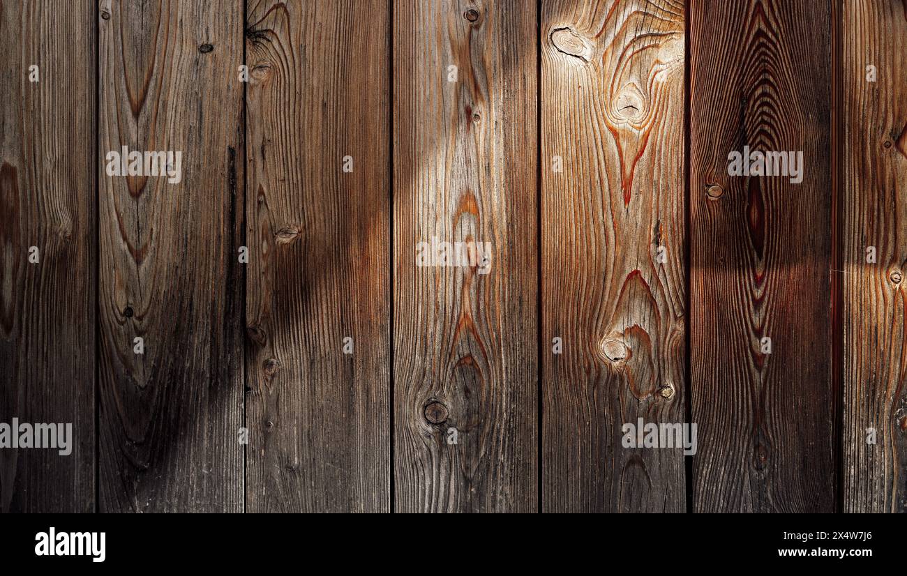 Image en gros plan de planches de bois avec des textures riches et des nuances variées de brun et de rouge Banque D'Images